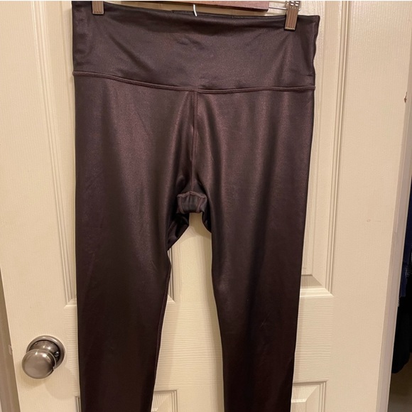 EUC Athleta Elation Shimmer Ultra High Rise 7/8 Tights Antique Burgundy Medium - Picture 4 of 7